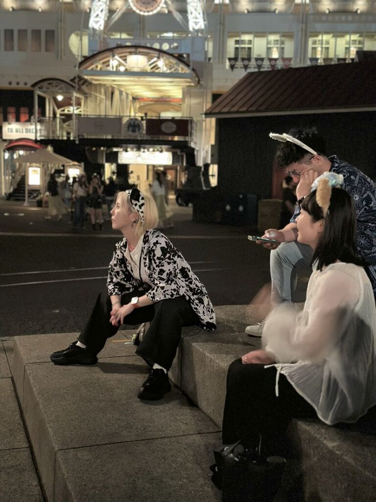 夜も暗くなってきて、少し座って休憩するメンバーの写真。