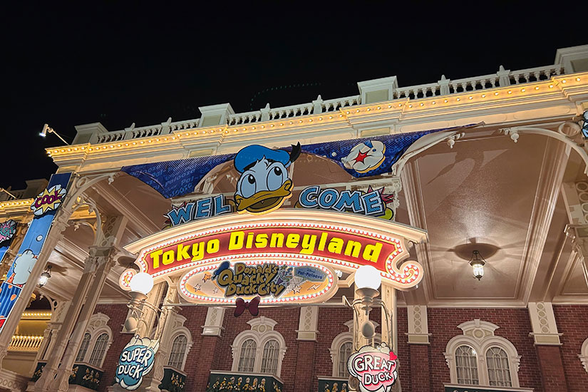 ディズニーランドの入り口のゲート看板。ドナルドの顔があり、「welcome」「Tokyo Disneyland」と書かれている。