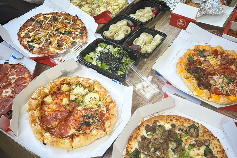 沢山のピザと韓国料理の写真