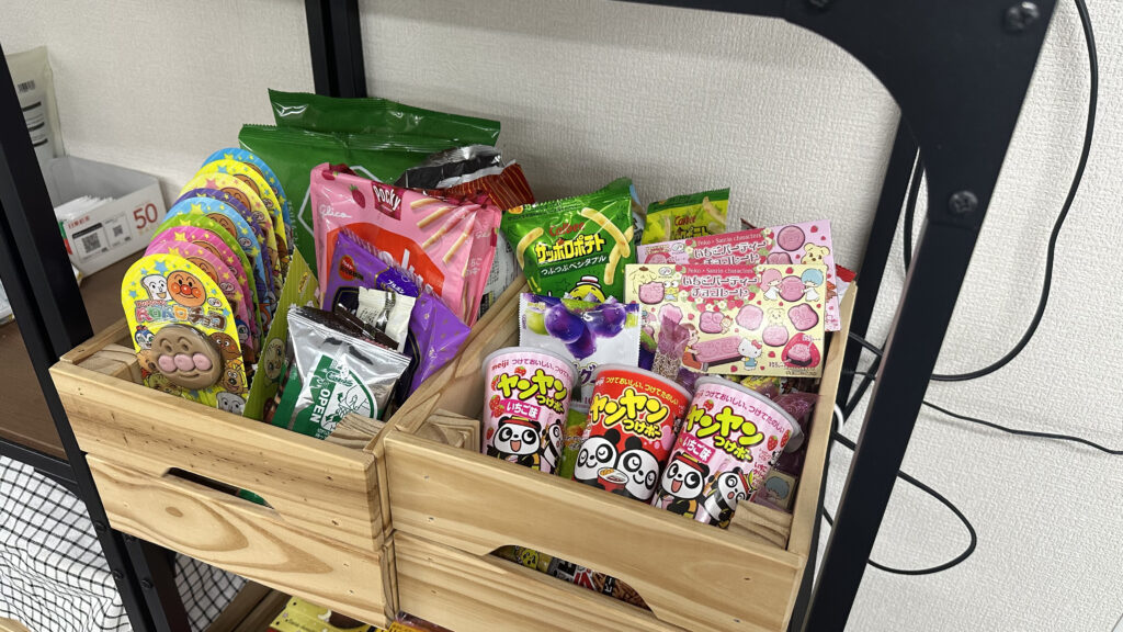 たくさんのお菓子で埋め尽くされたお菓子ボックスの写真