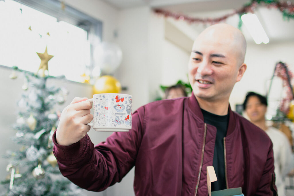 スターバックスコーヒーのマグカップをもらったメンバー