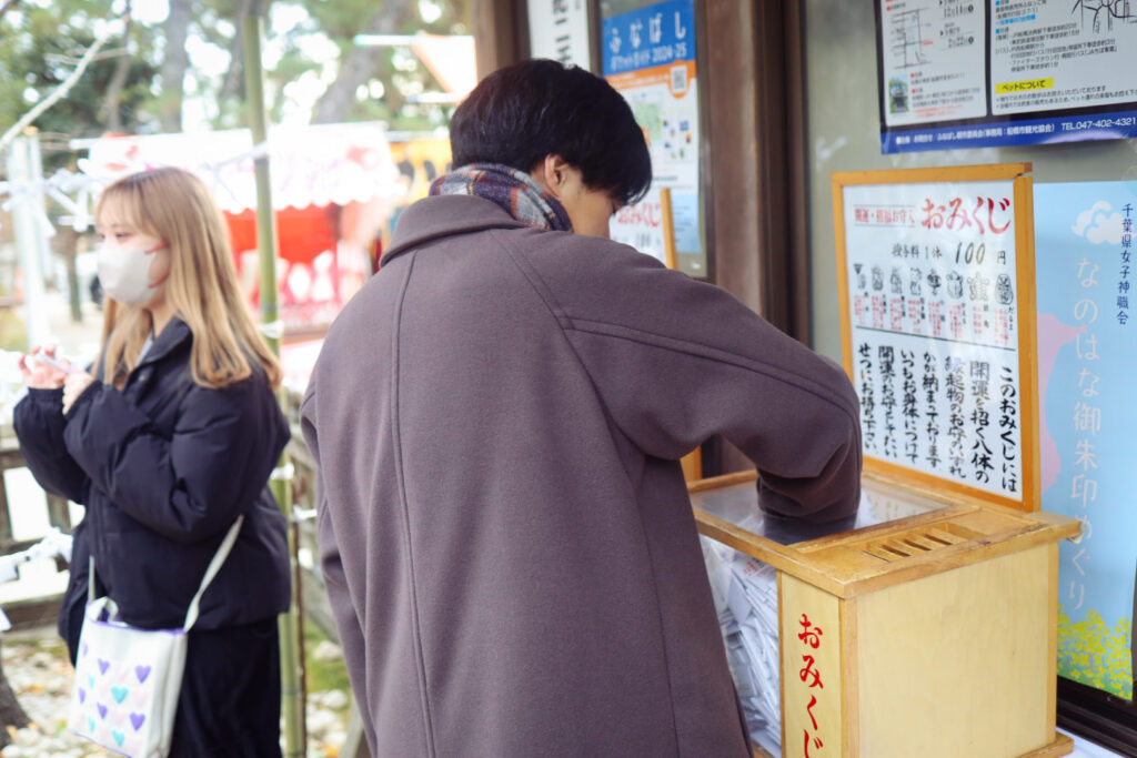 おみくじをひく様子