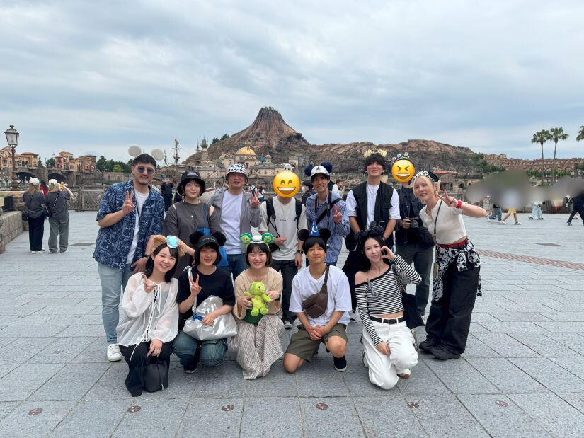 東京ディズニーシーのシンボルでもある、メディテレーニアンハーバーでの集合写真。プロメテウス火山を背景に、今回のレクに参加したノベルティメンバーが揃っている。